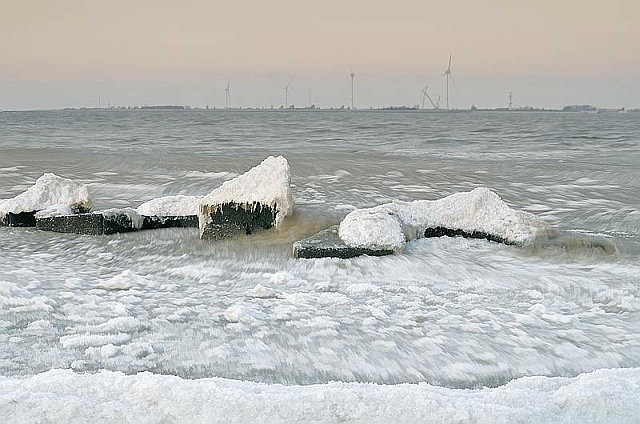 De straffe wind zorgt voor fraaie ijsaanzetting langs de kust bij Delfzijl (foto H. Hoekstra) De straffe wind zorgt voor fraaie ijsaanzetting langs de kust bij Delfzijl (foto H. Hoekstra)