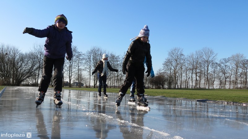 Op steeds meer plaatsen kan er geschaatst worden (foto J. Wiersema) Op steeds meer plaatsen kan er geschaatst worden (foto J. Wiersema)