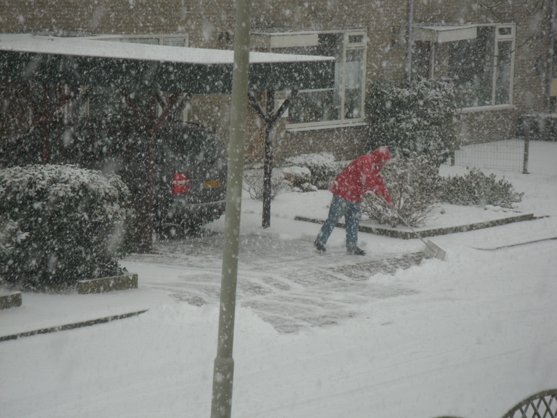 Sneeuwschuiven om de stoep weer vrij te krijgen (foto Ali, Adouard) Sneeuwschuiven om de stoep weer vrij te krijgen (foto Ali, Adouard)