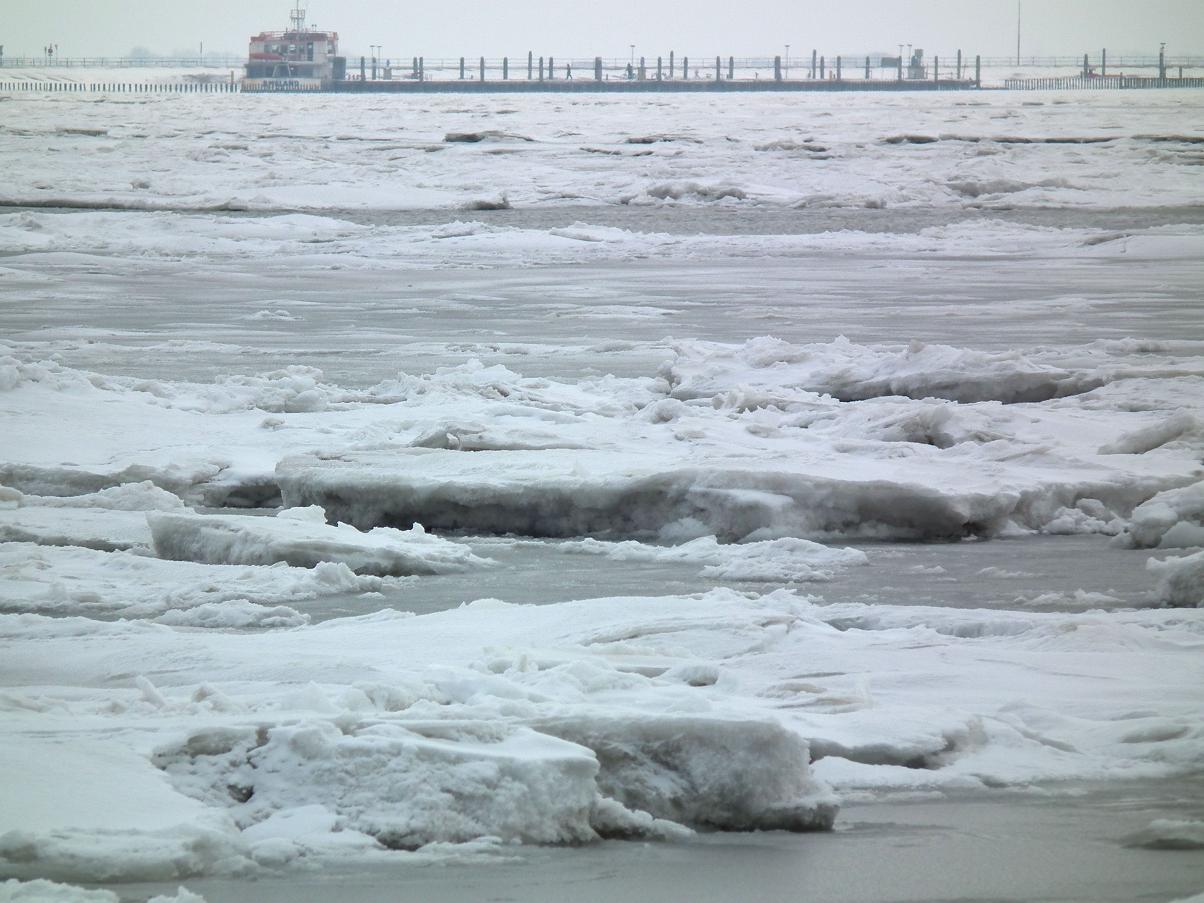 Bij Ameland drijft veel ijs op het water (foto Theo) Bij Ameland drijft veel ijs op het water (foto Theo)