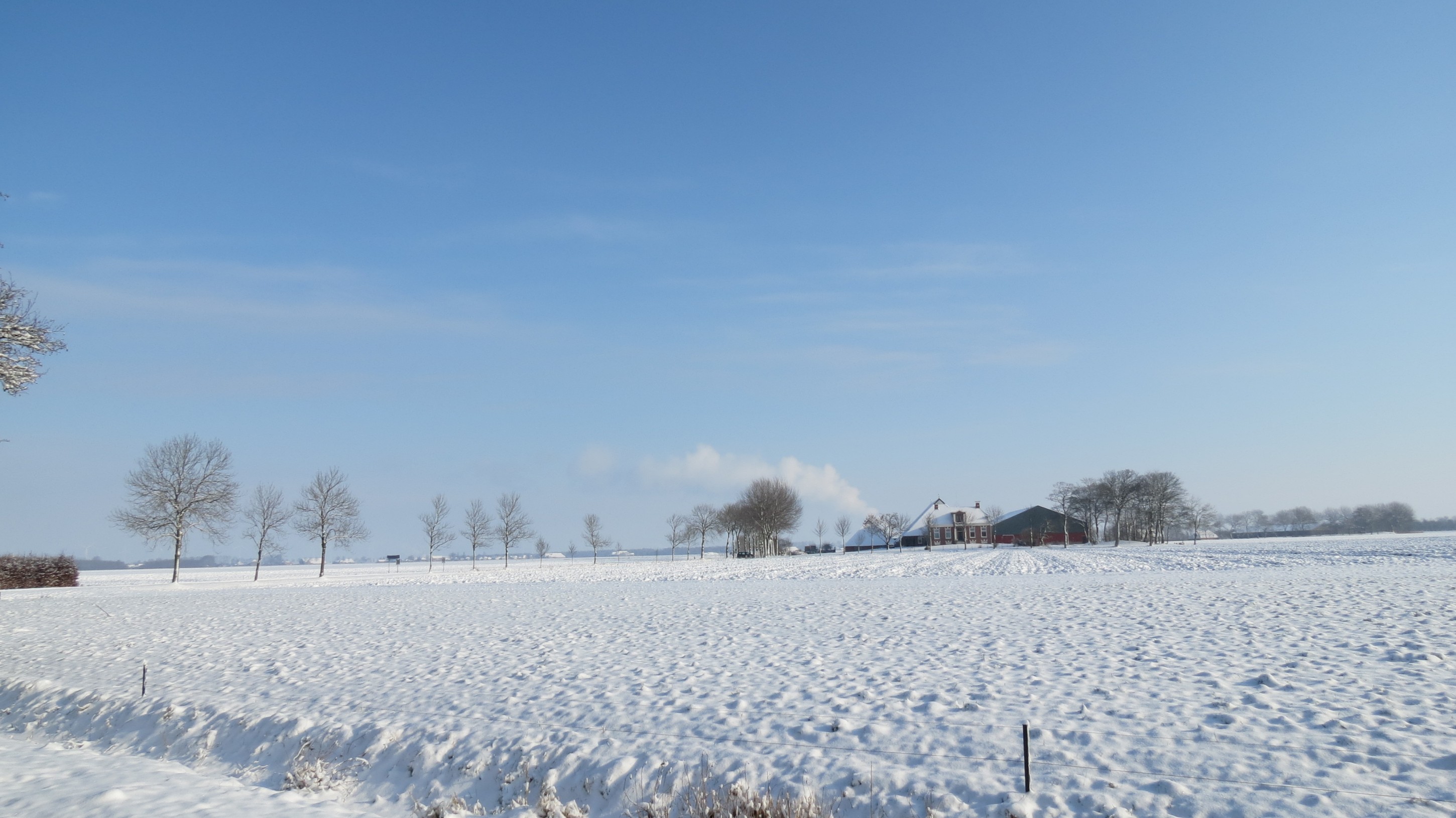 In Groningen schijnt inmiddels weer de zon boven een fraai sneeuw landschap. In Groningen schijnt inmiddels weer de zon boven een fraai sneeuw landschap.