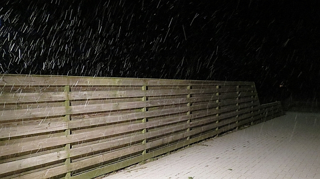 De eerste sneeuwval in Roodeschool aan het einde van de nacht De eerste sneeuwval in Roodeschool aan het einde van de nacht