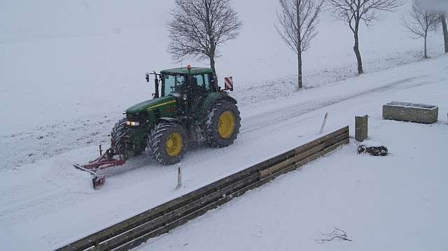 Sneeuwschuivers aan de slag in Roodeschool Sneeuwschuivers aan de slag in Roodeschool