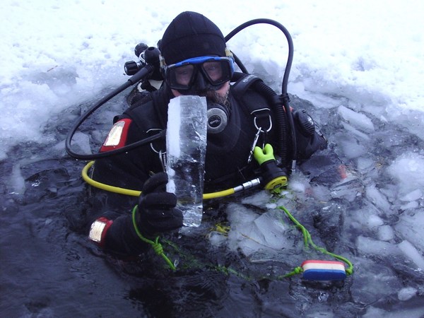 Niet schaatsen? Dan maar duiken... (foto R. Koolen) Niet schaatsen? Dan maar duiken... (foto R. Koolen)