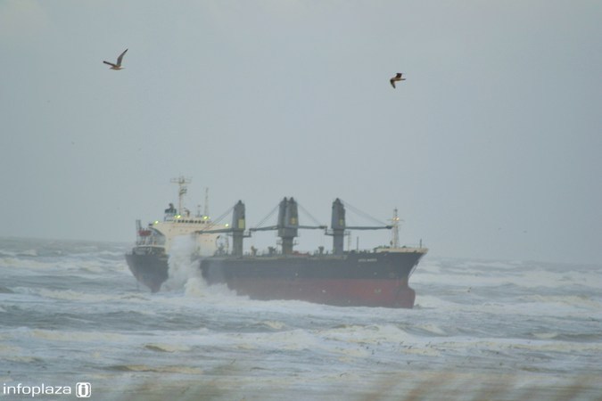 Het vastgelopen schip bij Wijk aan Zee tijdens onstuimig herfstweer (foto H. Luntz) Het vastgelopen schip bij Wijk aan Zee tijdens onstuimig herfstweer (foto H. Luntz)