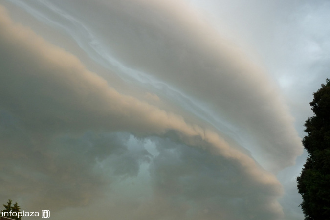 Fraaie rolwolken kunnen zichtbaar zijn vlak voor de buien losbarsten Fraaie rolwolken kunnen zichtbaar zijn vlak voor de buien losbarsten