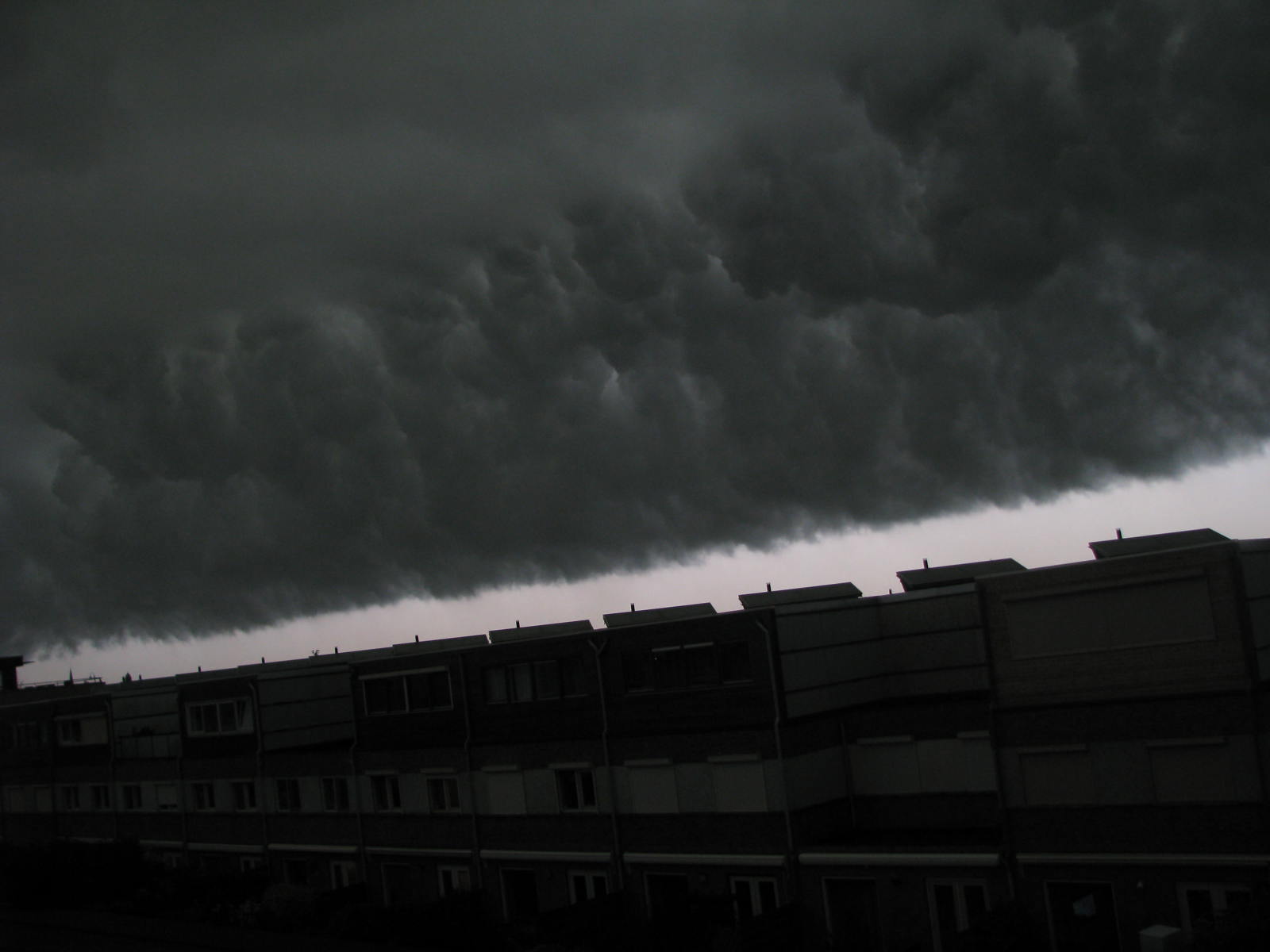 Een zeer dreigende lucht. Beide foto Een zeer dreigende lucht. Beide foto