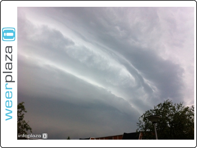 Deigende luchten van het naderende onweer Deigende luchten van het naderende onweer