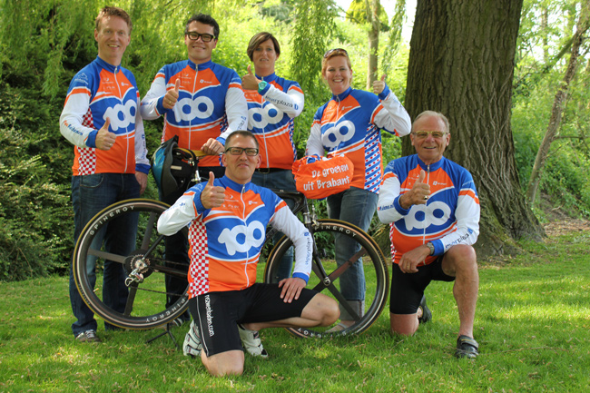 Enkele deelnemers aan de Fietselfstedentocht. Enkele deelnemers aan de Fietselfstedentocht.