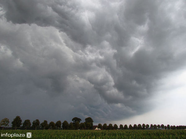 Deze luchten willen even niet meer zien. (foto C Magielse) Deze luchten willen even niet meer zien. (foto C Magielse)