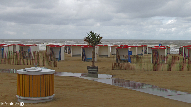 Van een kil en leeg strand naar een vol strand. (foto G Westra) Van een kil en leeg strand naar een vol strand. (foto G Westra)